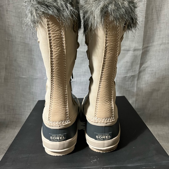 Sorel. Joan of Arctic Boots in Oatmeal. Like New, used once in box - Picture 4 of 4